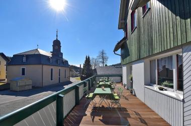 Terrasse mit Blick zur Kirche
